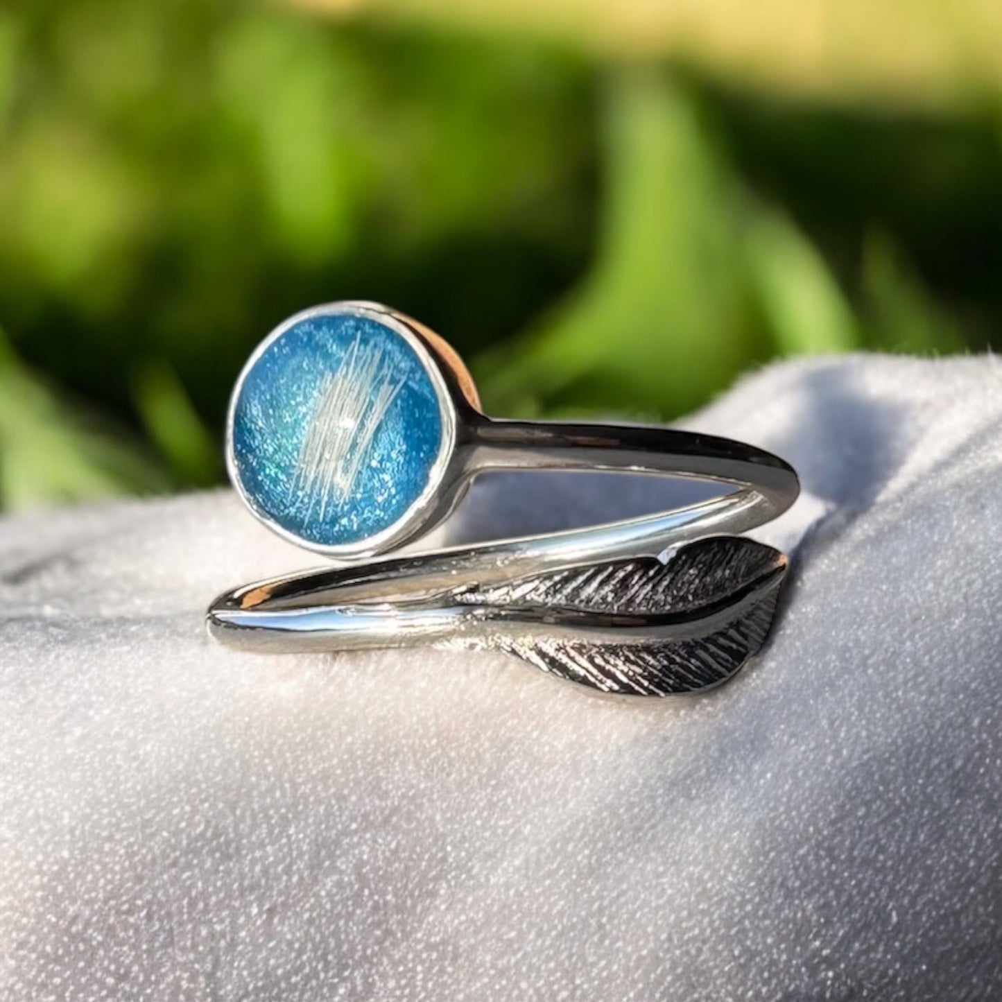 Adjustable feather ring