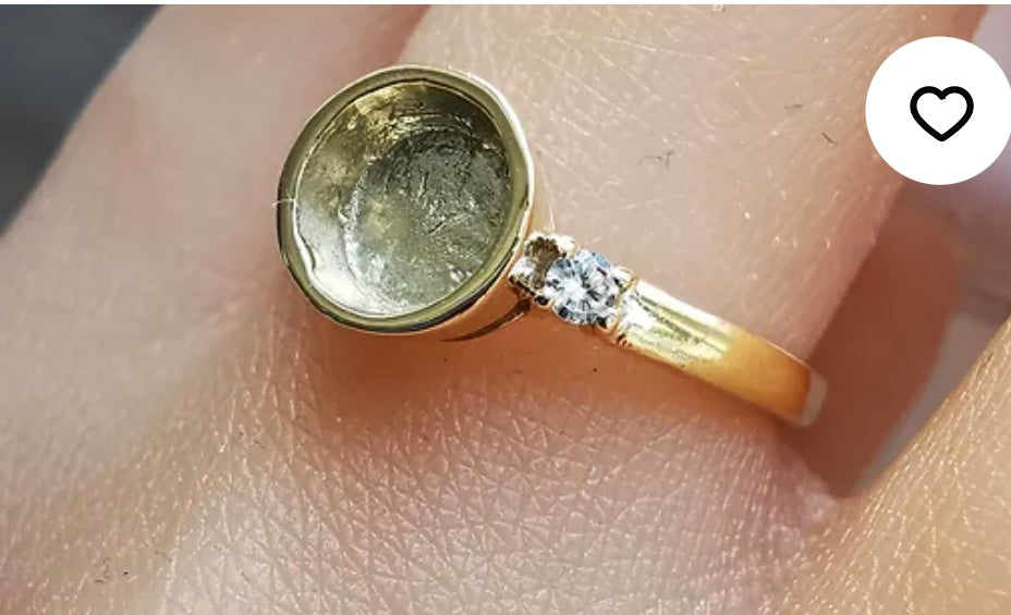 9K Gold Round Crystal Detail Ring