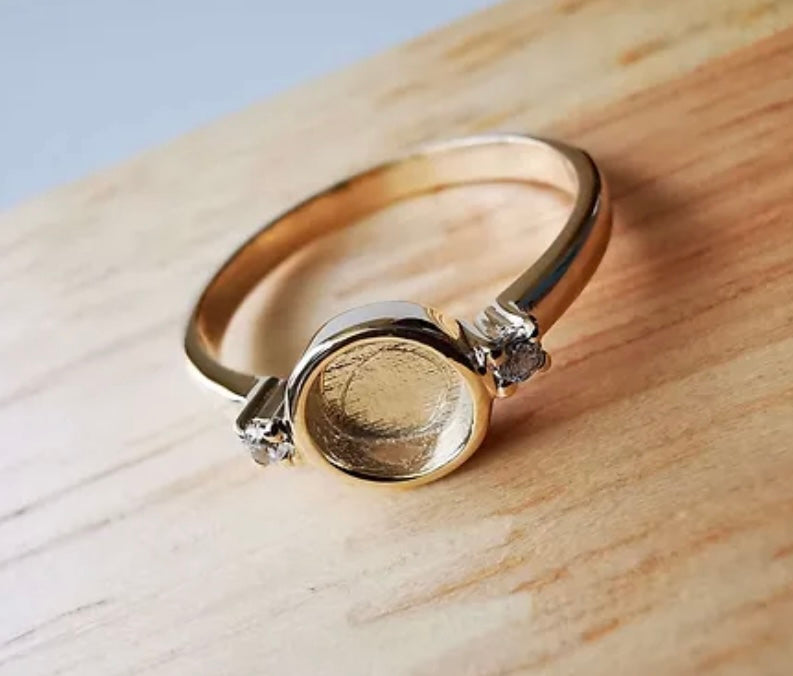 9K Gold Round Crystal Detail Ring