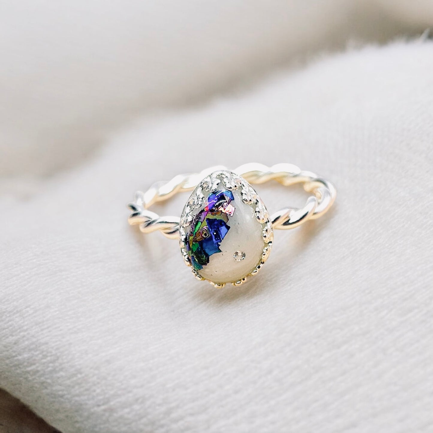 Twisted band Crown Pear Detail Ring